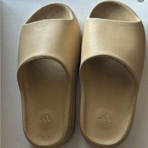 YEEZY SLIDES